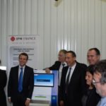 photo de la visite d'Emmanuel Macron pour célébrer la performance d'une PME française, dans l'usine de "IPM France" fabricant des bornes multiservices